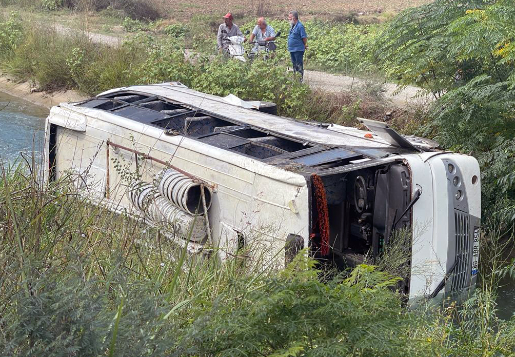 tarim-iscilerinin-tasindigi-minibus-kanala-devrildi-3u-agir-10-yarali-4730-dhaphoto3.jpg