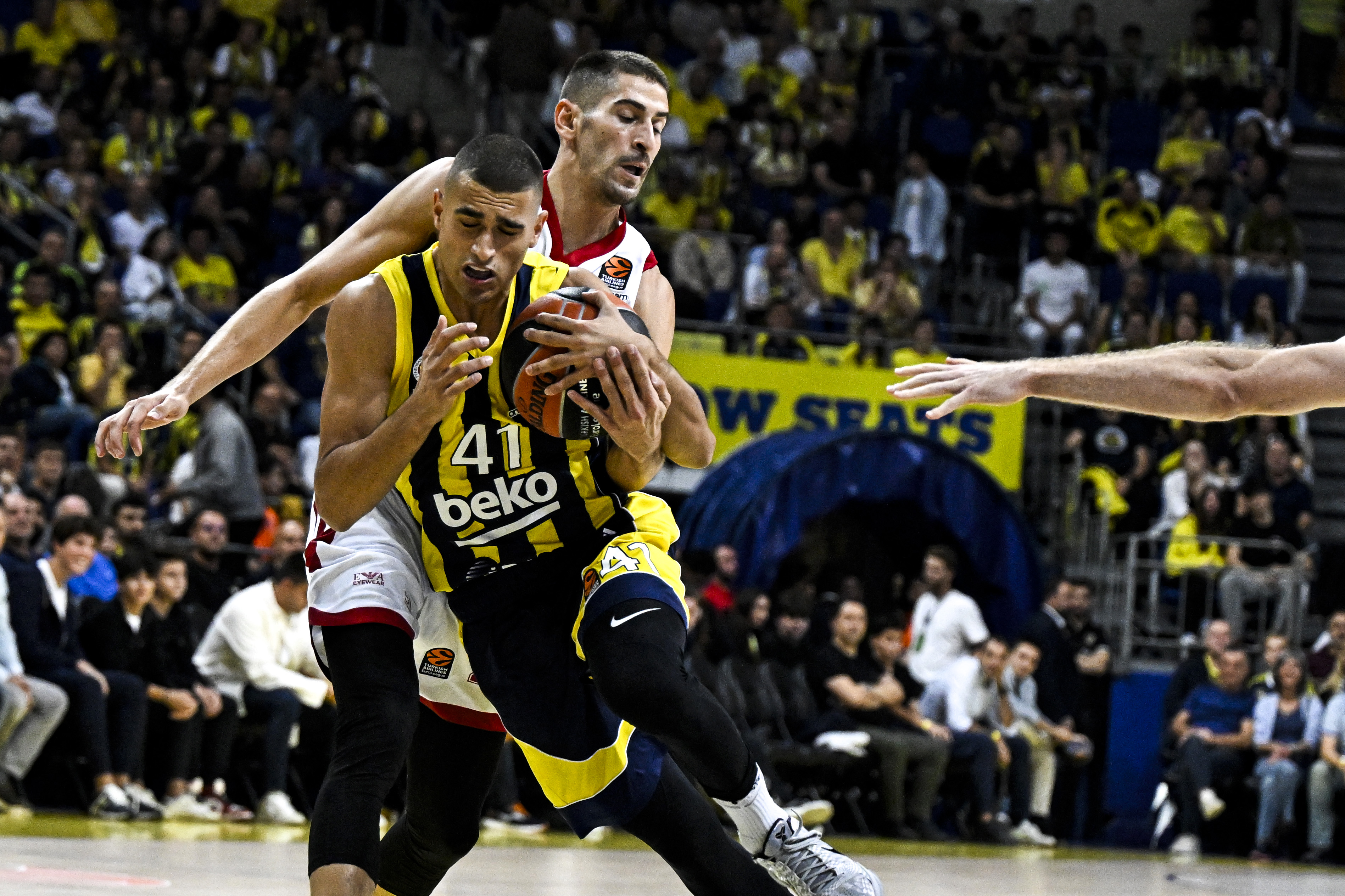 aa-20231006-32329755-32329745-fenerbahce-beko-v-ea7-emporio-armani-milan-turkish-airlines-euroleague.jpg