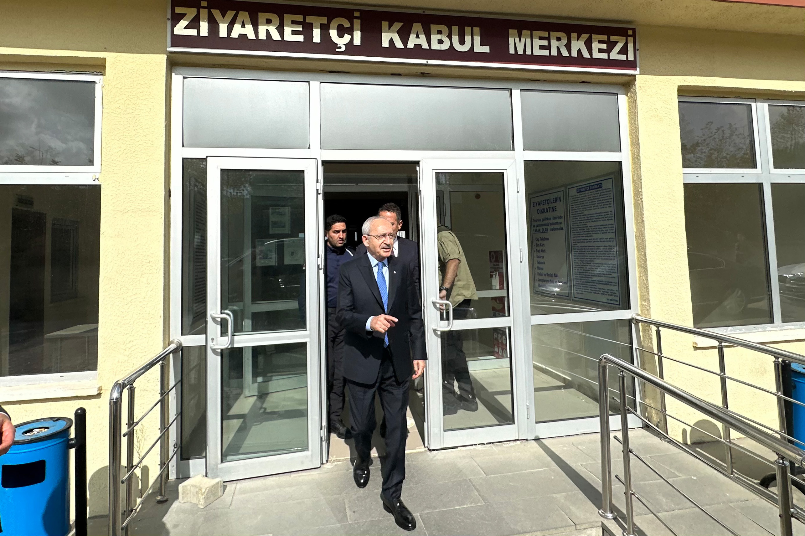 kilicdaroglu-marmara-cezaevinde-gezi-davasi-tutuklularini-ziyaret-etti-6344-dhaphoto3.jpg