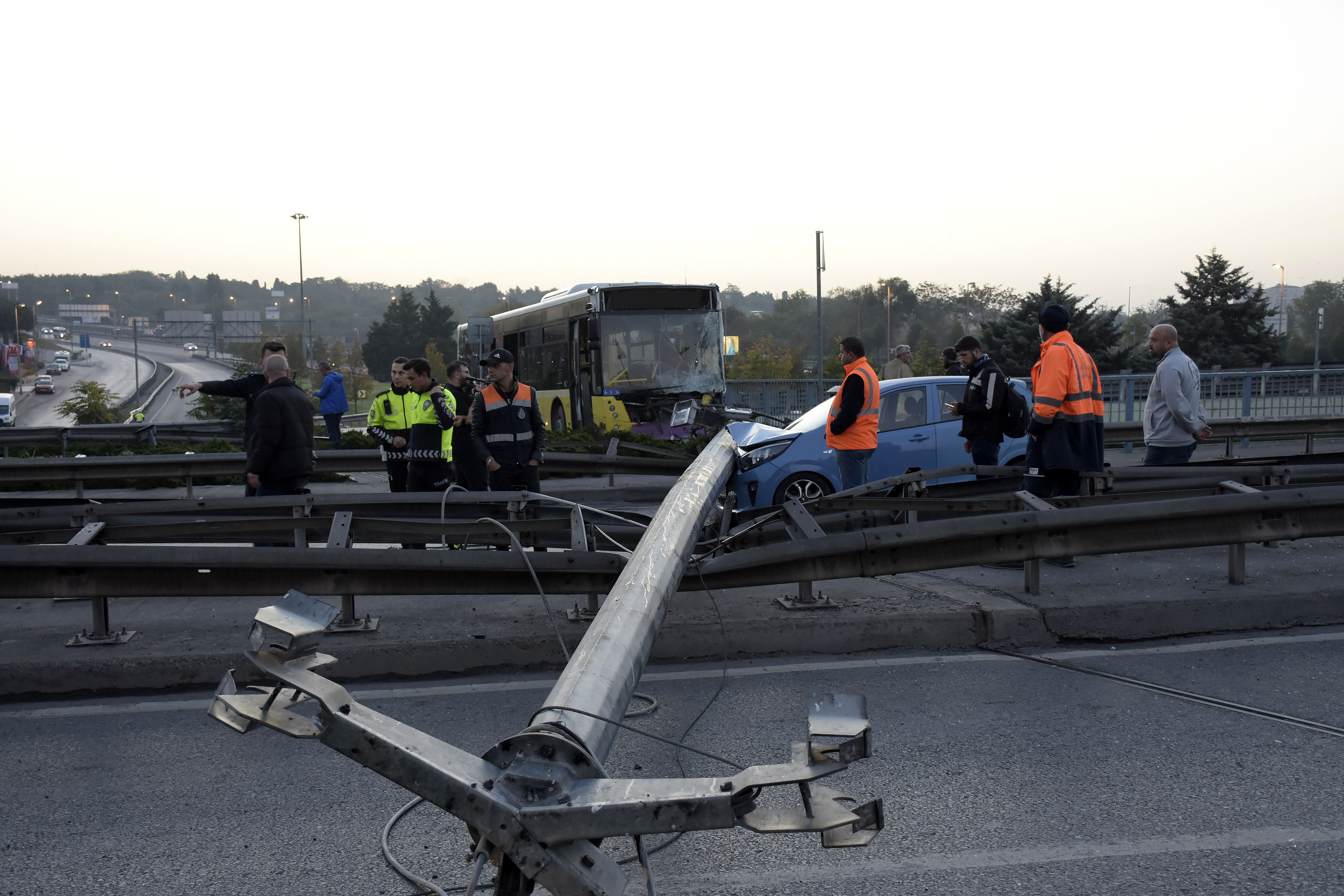 bahcelievlerde-iett-otobusu-aydinlatma-diregini-devirdi-yol-kapandi-7881-dhaphoto1.jpg