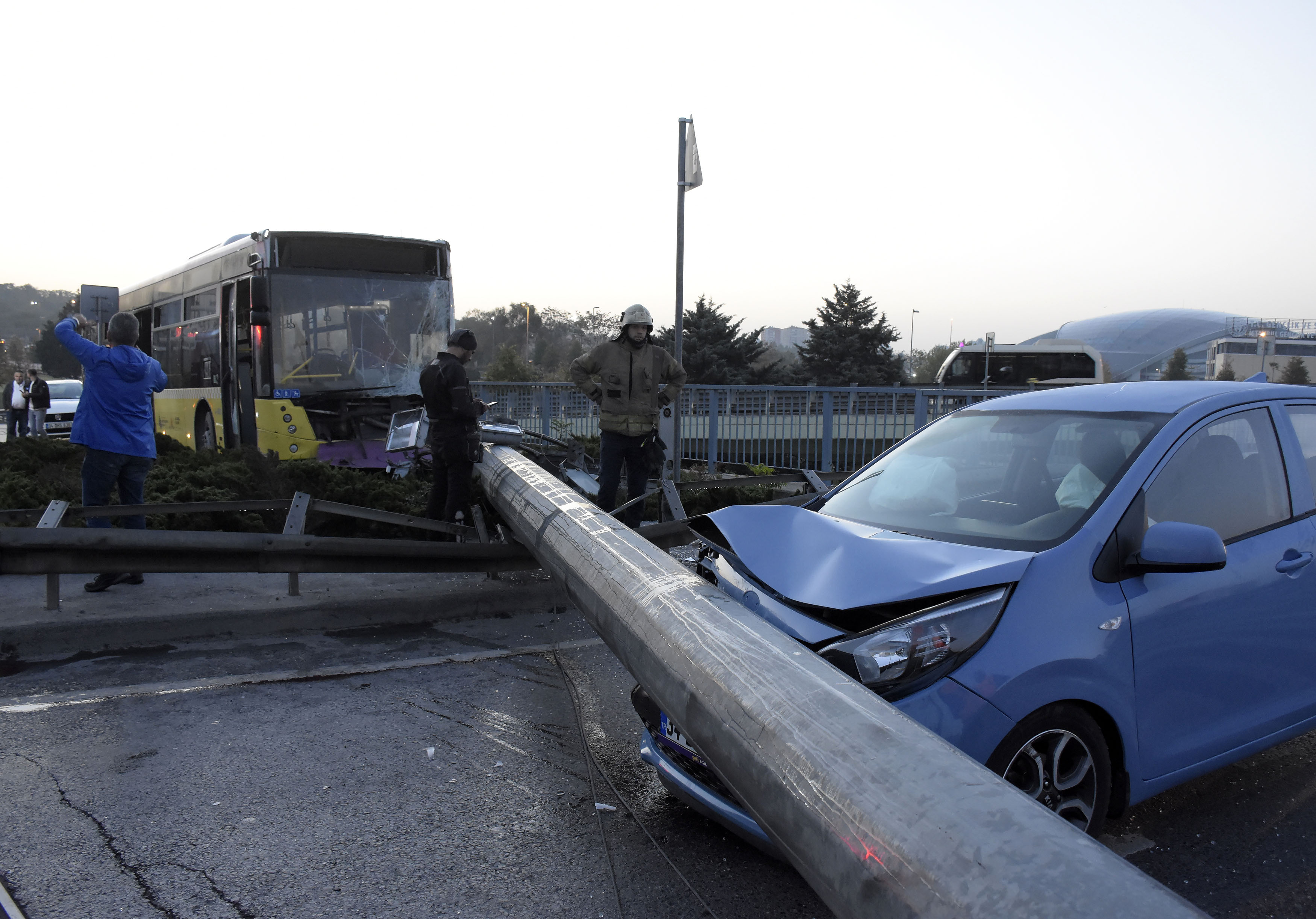 bahcelievlerde-iett-otobusu-aydinlatma-diregini-devirdi-yol-kapandi-7881-dhaphoto6.jpg