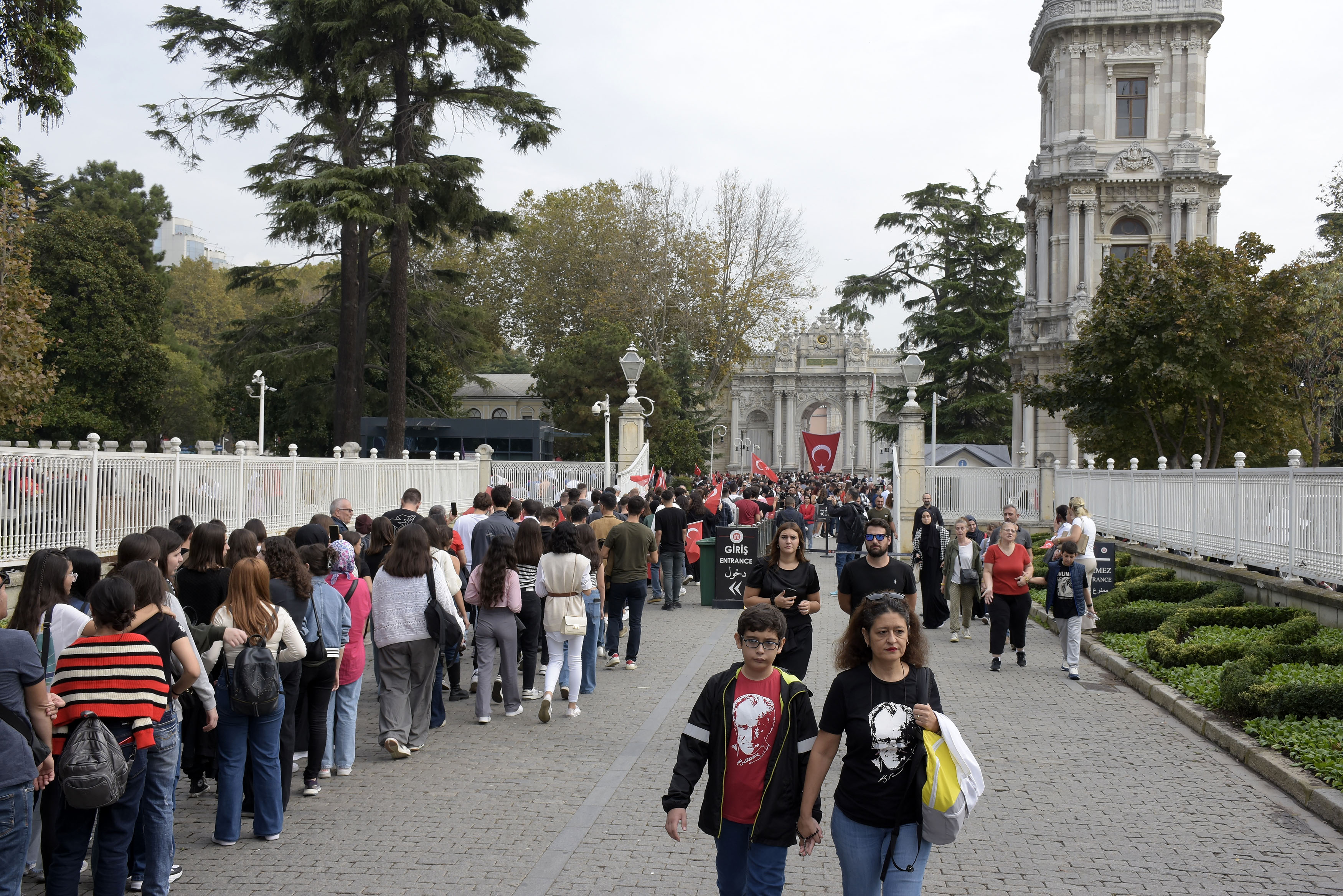 cumhuriyetin-100uncu-yilinda-dolmabahce-sarayina-ziyaretci-akini-4043-dhaphoto4.jpg