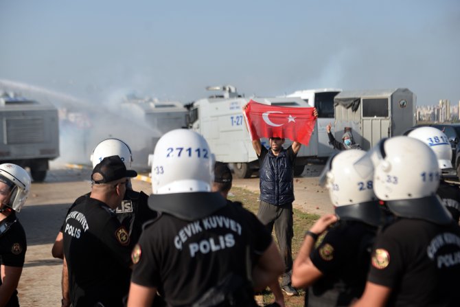 incirlik-hava-ussune-girmeye-calisan-protestoculara-polis-mudahalesi-2-4426-dhaphoto1-1.jpg