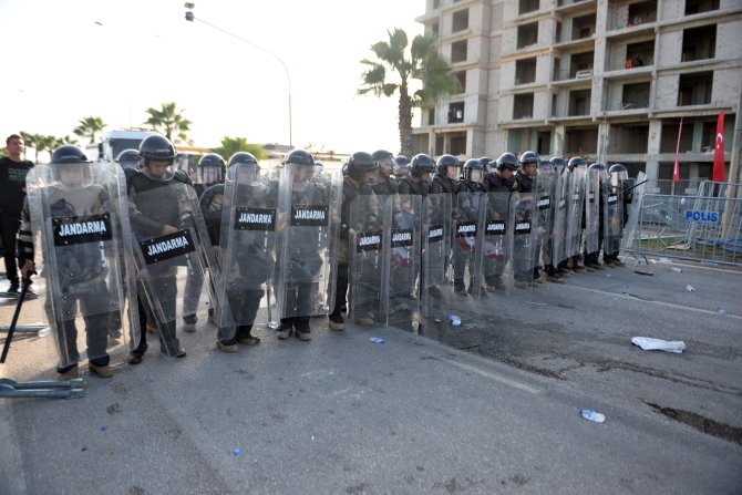 incirlik-hava-ussune-girmeye-calisan-protestoculara-polis-mudahalesi-2-4426-dhaphoto15.jpg