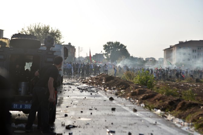 incirlik-hava-ussune-girmeye-calisan-protestoculara-polis-mudahalesi-2-4426-dhaphoto3.jpg