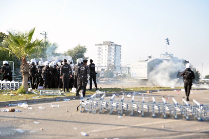 incirlik-hava-ussune-girmeye-calisan-protestoculara-polis-mudahalesi-2-4426-dhaphoto4.jpg