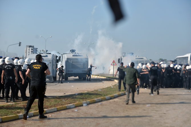 incirlik-hava-ussune-girmeye-calisan-protestoculara-polis-mudahalesi-2-4426-dhaphoto6.jpg