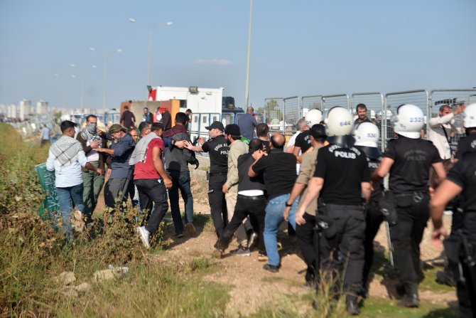 incirlik-hava-ussune-girmeye-calisan-protestoculara-polis-mudahalesi-2-4426-dhaphoto7.jpg