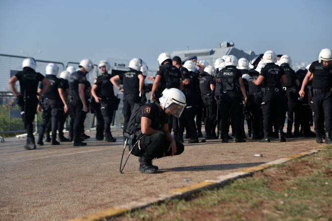 incirlik-hava-ussune-girmeye-calisan-protestoculara-polis-mudahalesi-2-4426-dhaphoto9.jpg