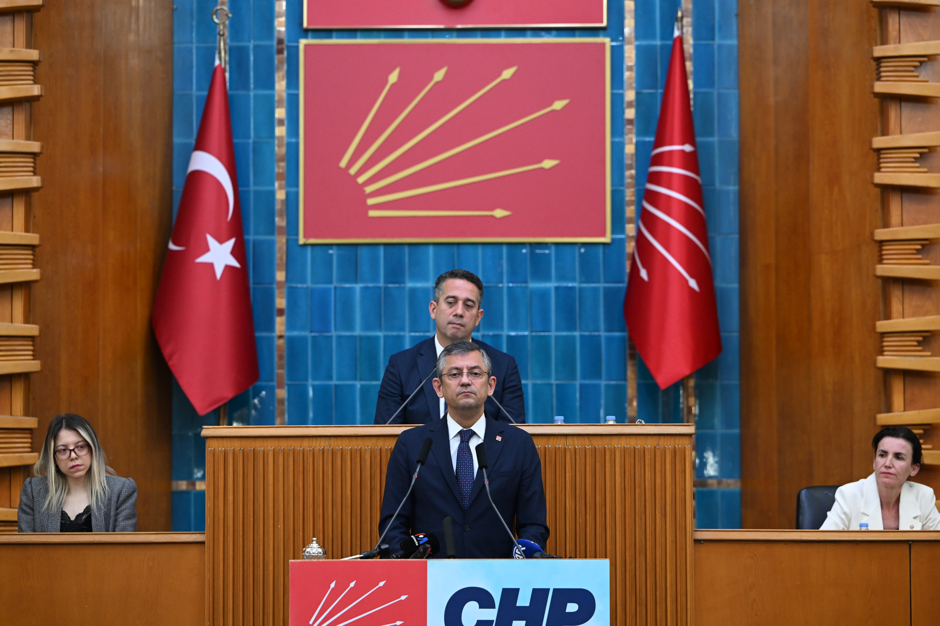 aa-20231108-32749363-32749360-chp-genel-baskani-ozgur-ozel.jpg