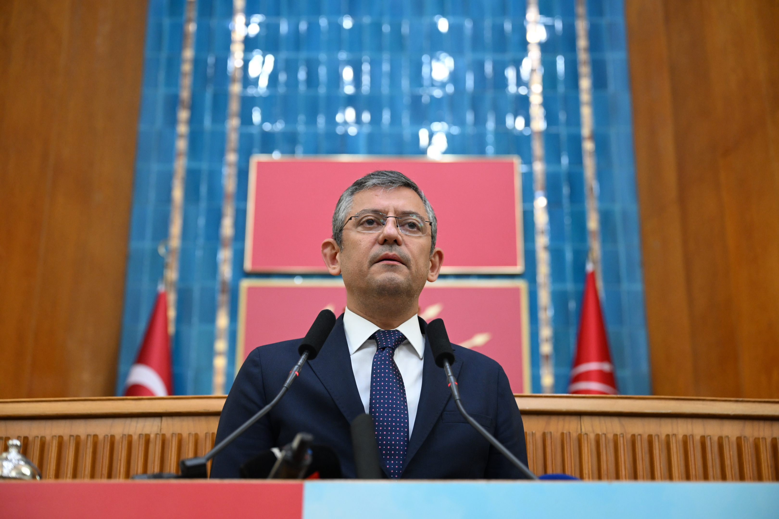 aa-20231108-32749363-32749361-chp-genel-baskani-ozgur-ozel.jpg