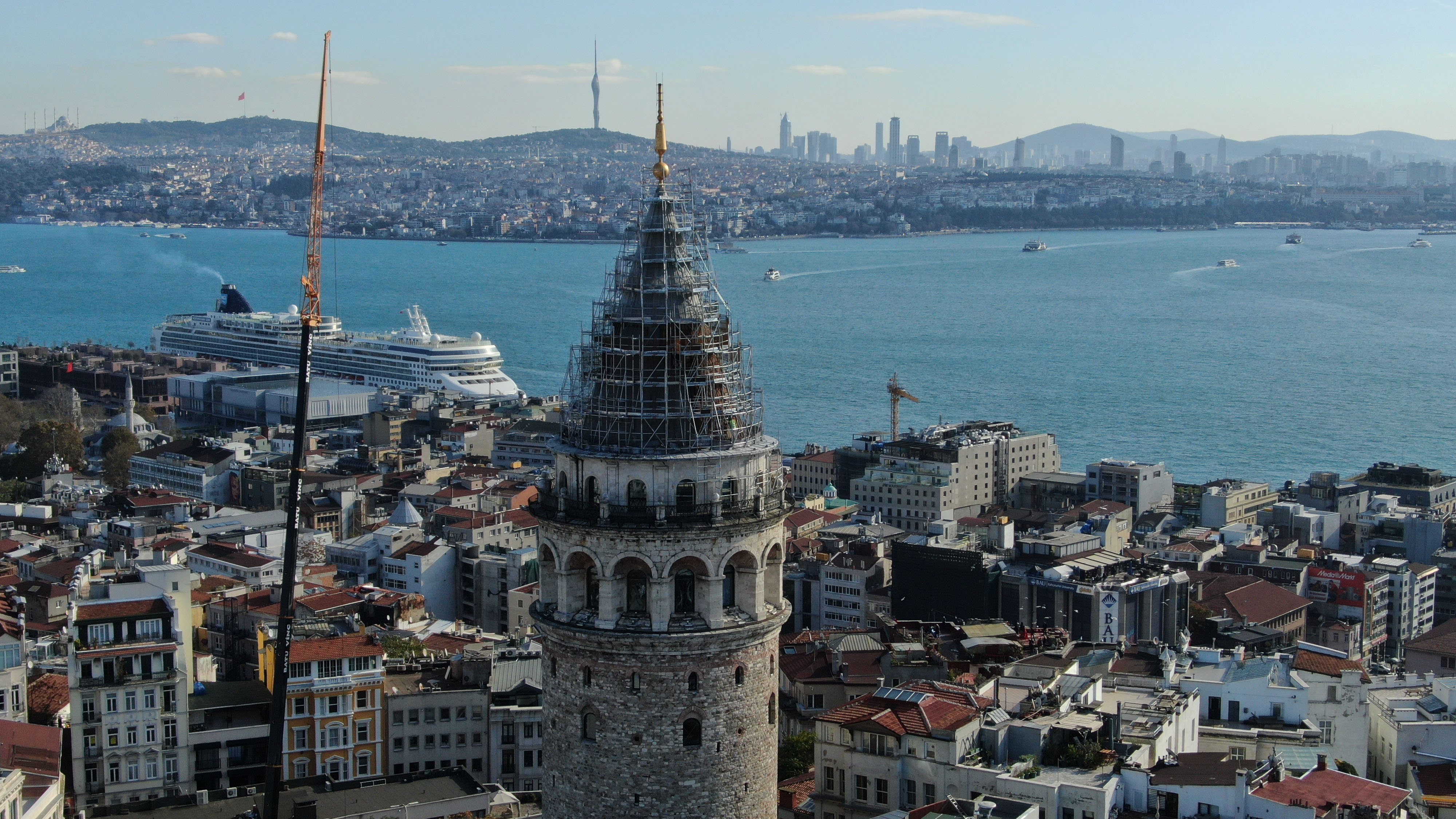 galata-kulesindeki-restorasyon-270-kiloluk-alem-4-parca-olarak-indirilecek-5772-dhaphoto2.jpg