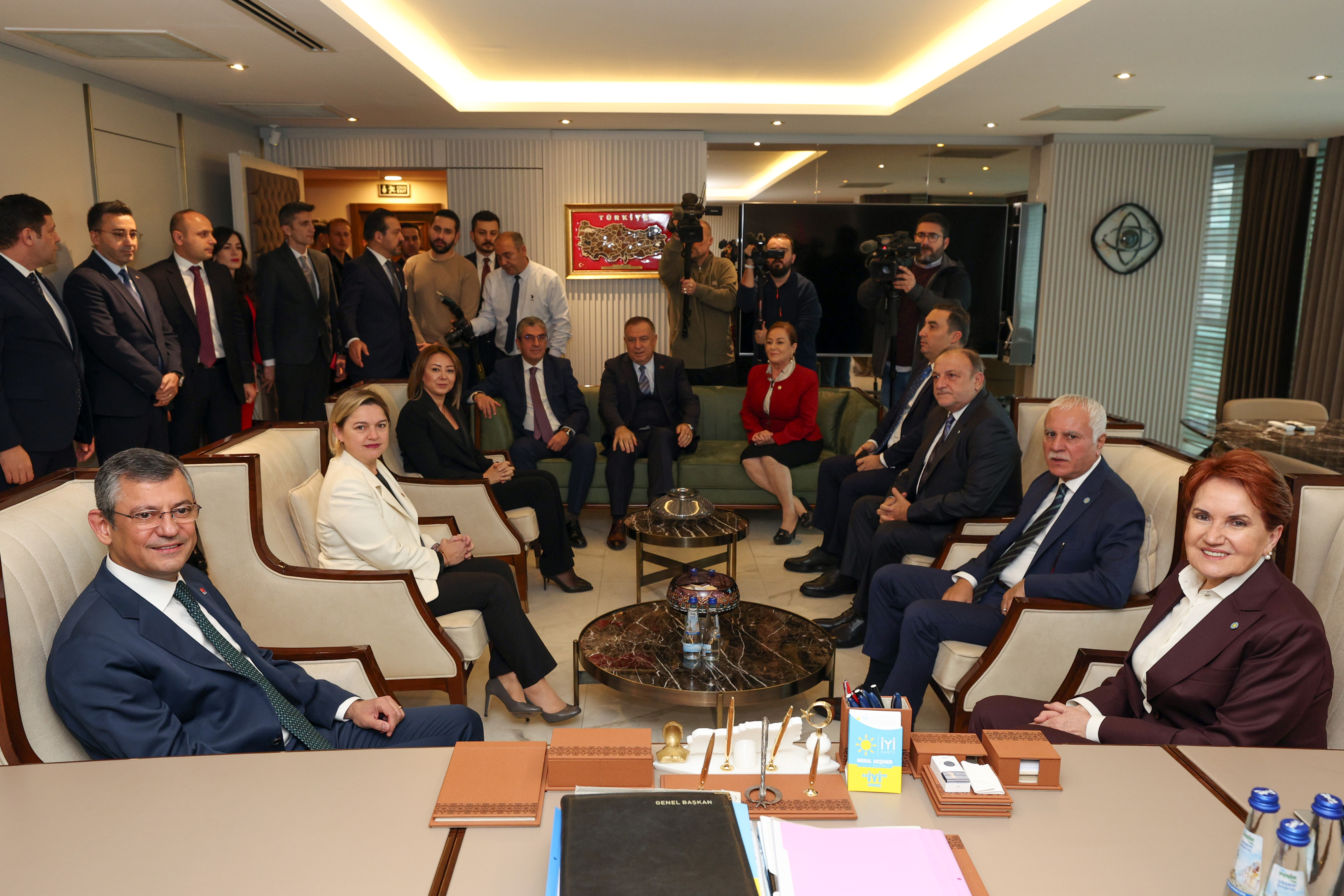 aa-20231130-33064673-33064671-chp-genel-baskani-ozel-iyi-parti-genel-baskani-aksener-ile-bir-araya-geldi.jpg