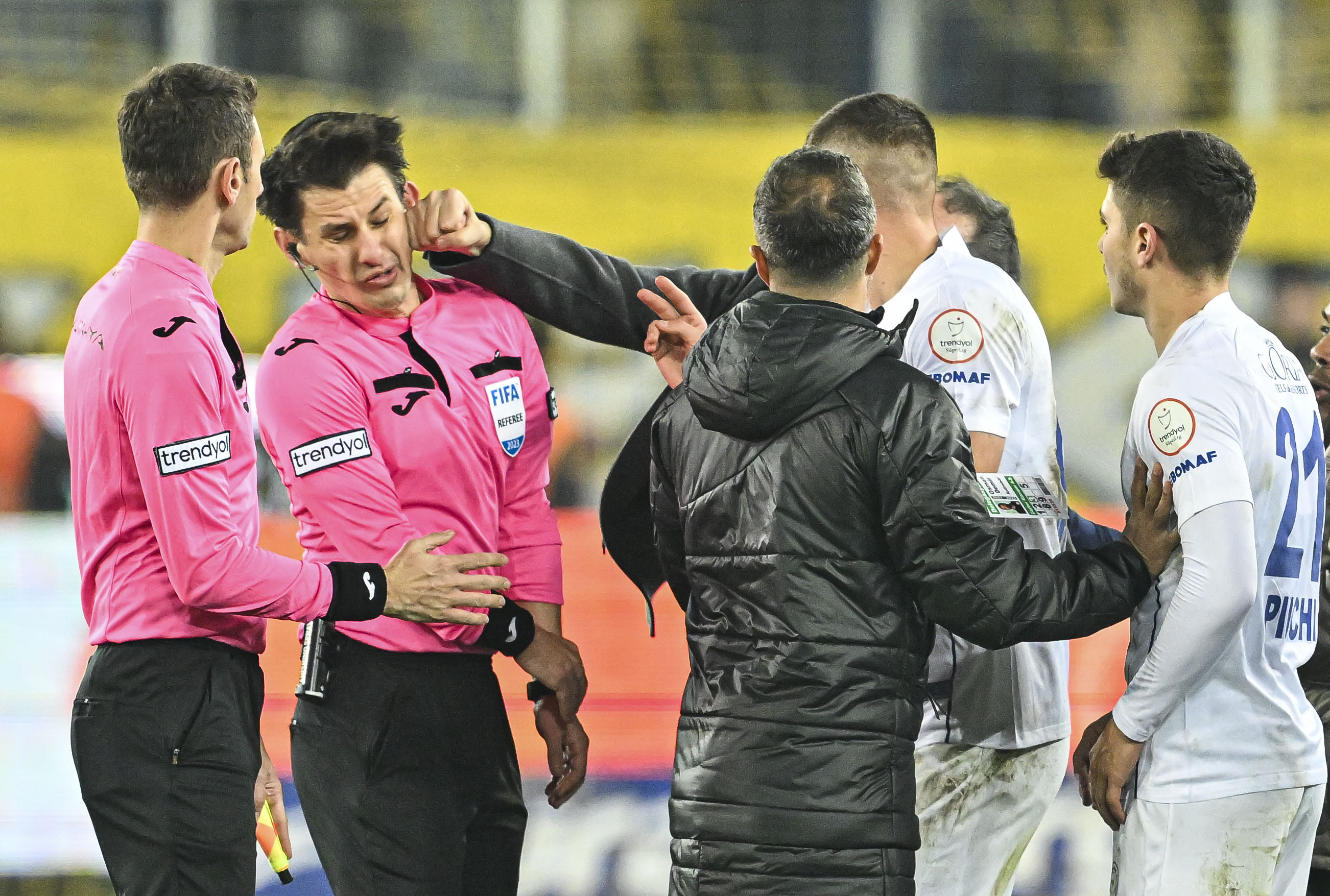 aa-20231211-33160451-33160441-mke-ankaragucu-president-faruk-koca-punches-referee-halil-umut-meler.jpg