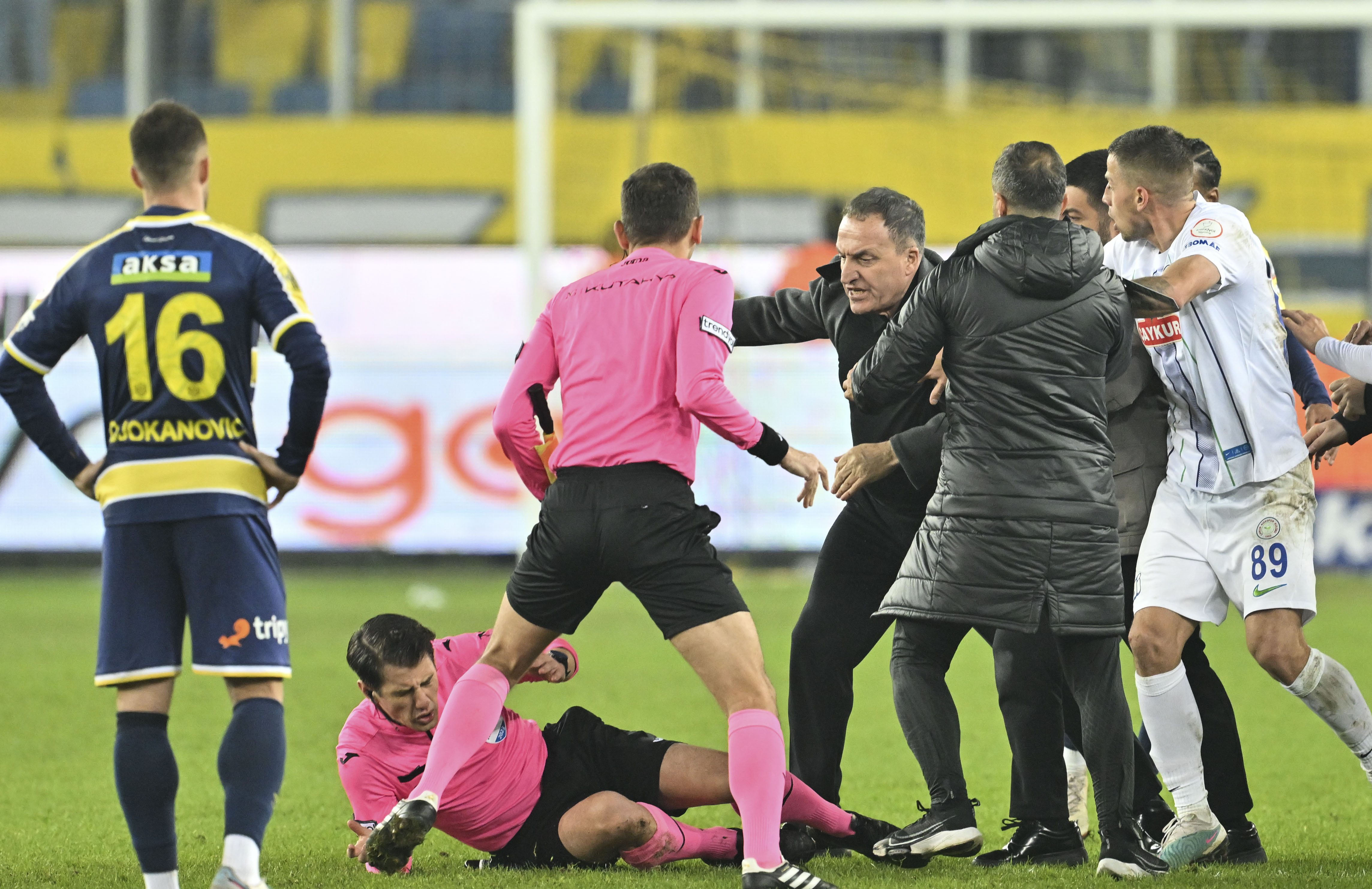 aa-20231211-33160451-33160447-mke-ankaragucu-president-faruk-koca-punches-referee-halil-umut-meler.jpg