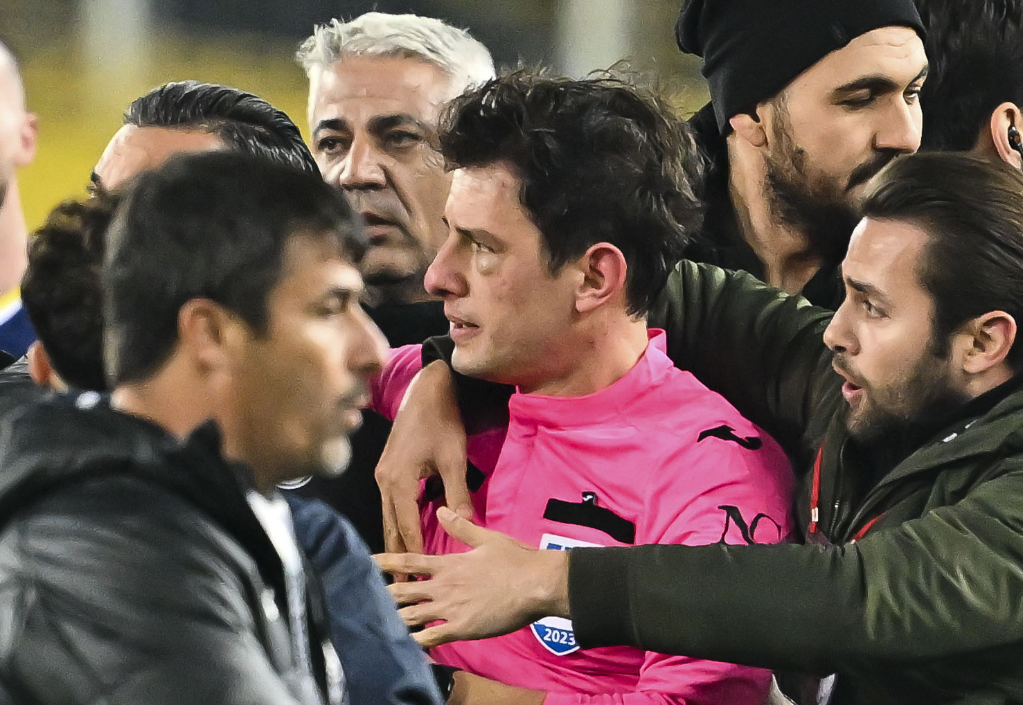 aa-20231211-33160625-33160609-mke-ankaragucu-president-faruk-koca-punches-referee-halil-umut-meler-001.jpg