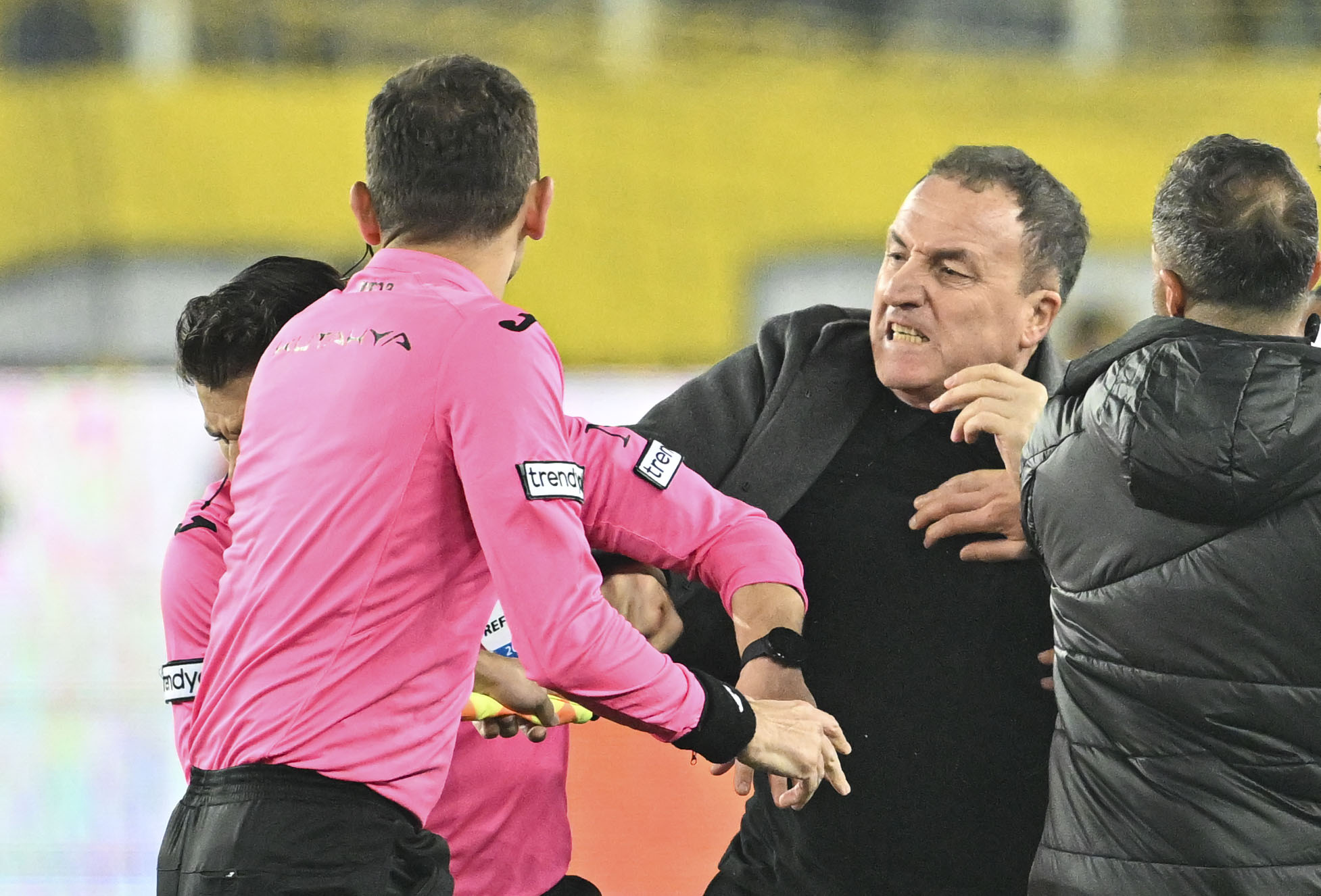 aa-20231211-33160625-33160613-mke-ankaragucu-president-faruk-koca-punches-referee-halil-umut-meler.jpg