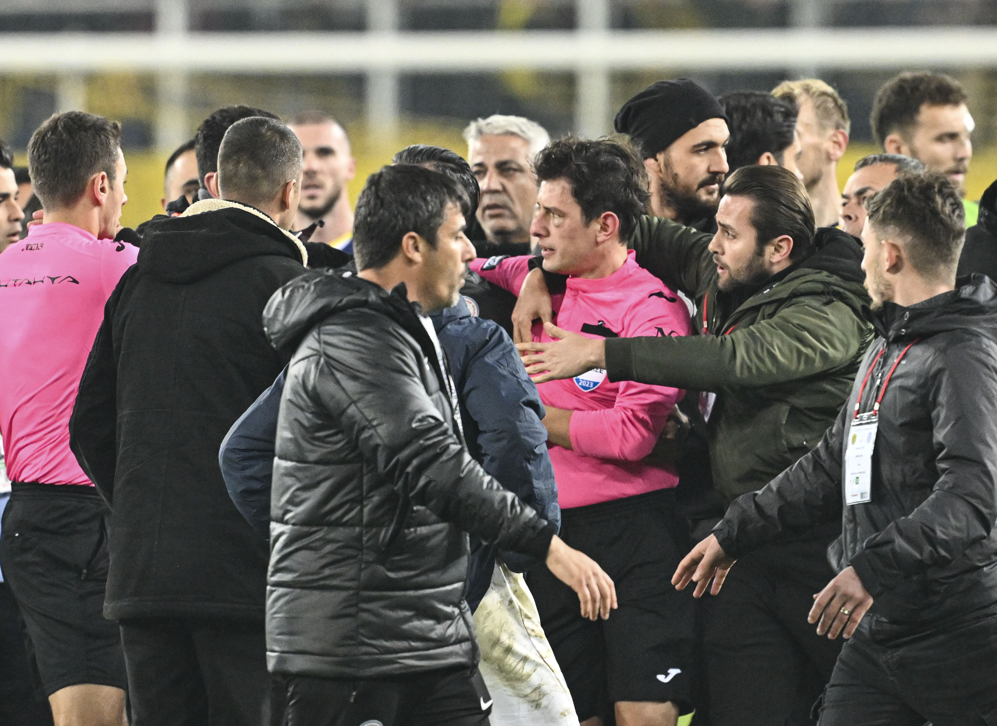 aa-20231211-33160625-33160619-mke-ankaragucu-president-faruk-koca-punches-referee-halil-umut-meler.jpg