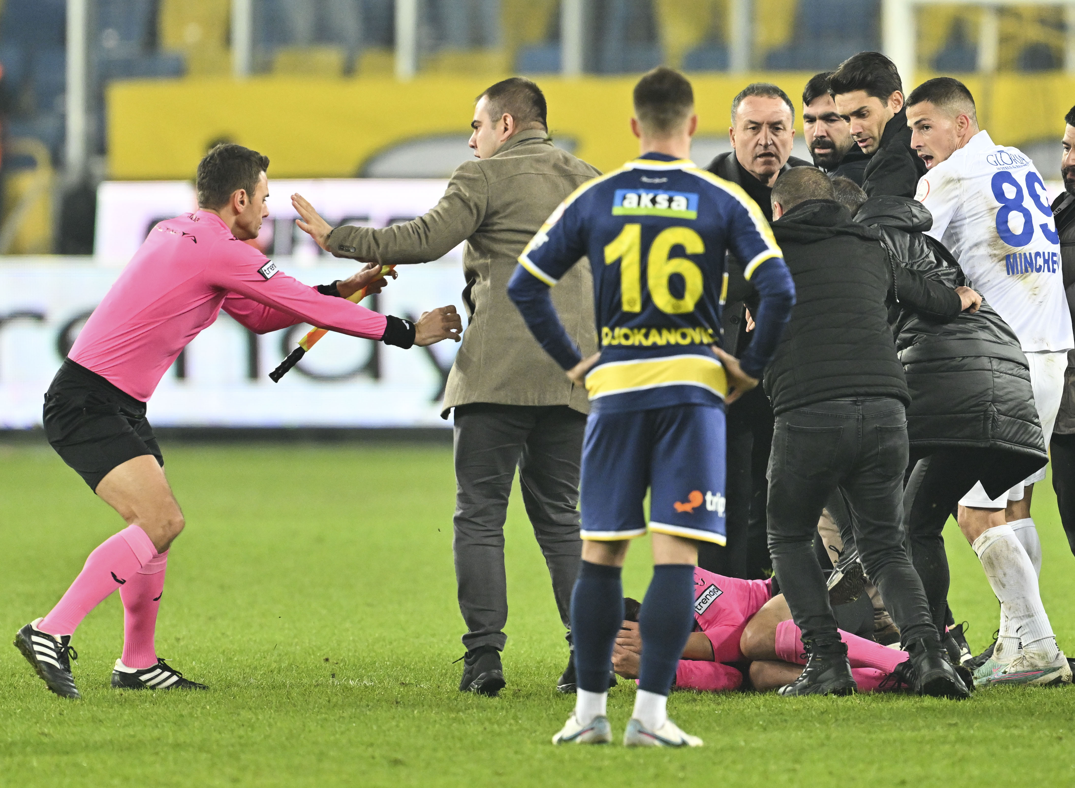 aa-20231211-33160690-33160687-mke-ankaragucu-president-faruk-koca-punched-referee-halil-umut-meler.jpg