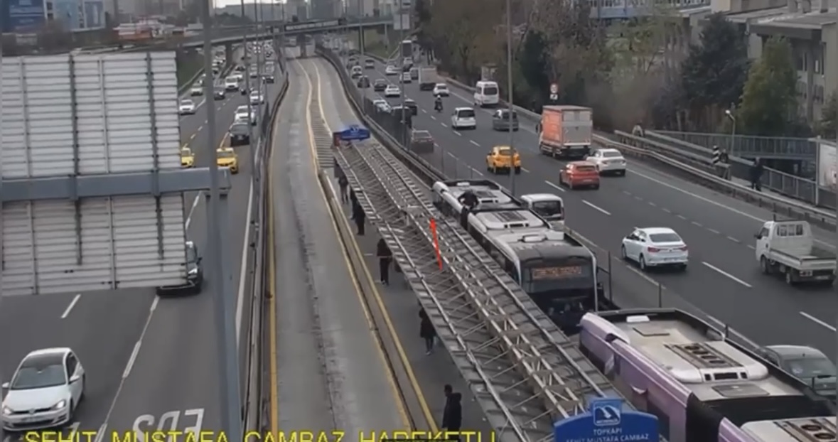 video-cekmek-icin-metrobusun-uzerine-cikan-fenomen-guvenliklere-yakalandi-5327-dhaphoto2.jpg