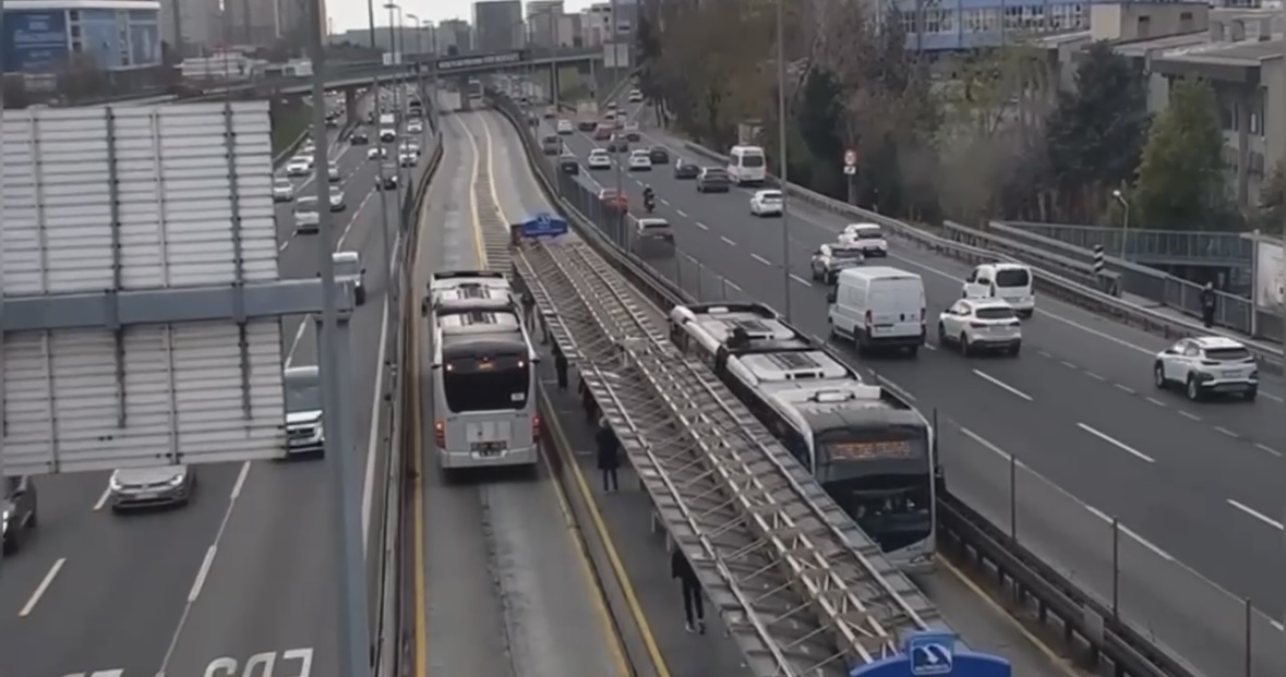 video-cekmek-icin-metrobusun-uzerine-cikan-fenomen-guvenliklere-yakalandi-5327-dhaphoto3.jpg