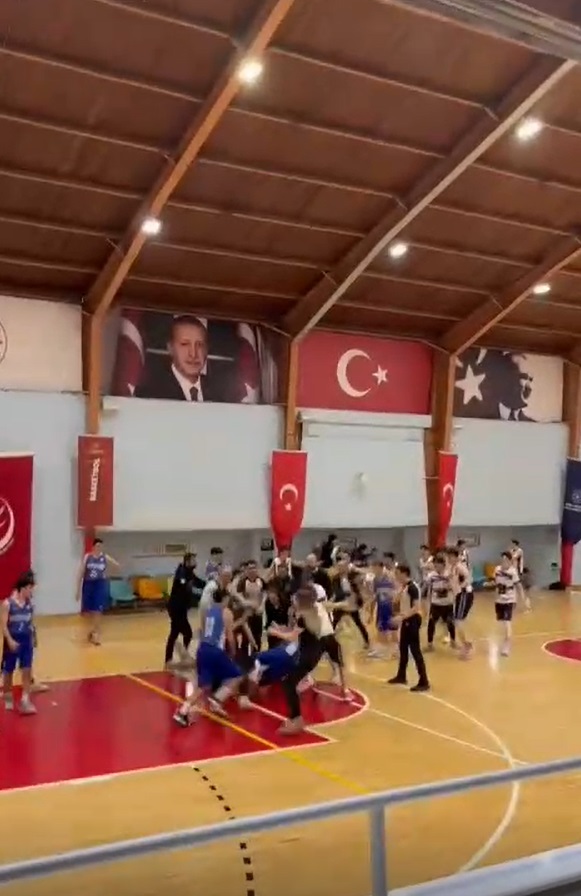 u16-macinda-basket-sahasi-boks-ringine-dondu-1-oyuncunun-disleri-kirildi-6737-dhaphoto1.jpg