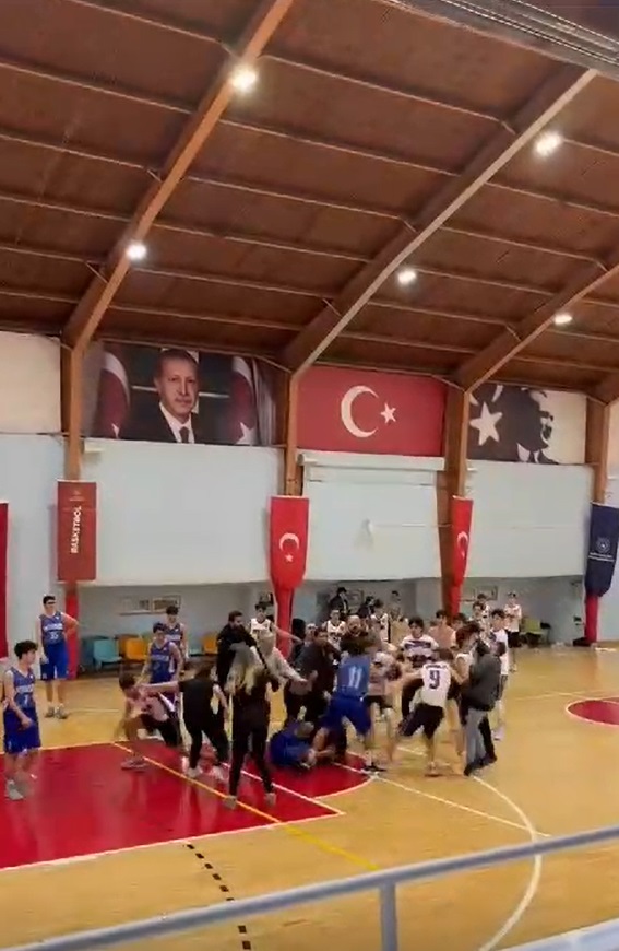 u16-macinda-basket-sahasi-boks-ringine-dondu-1-oyuncunun-disleri-kirildi-6737-dhaphoto2.jpg