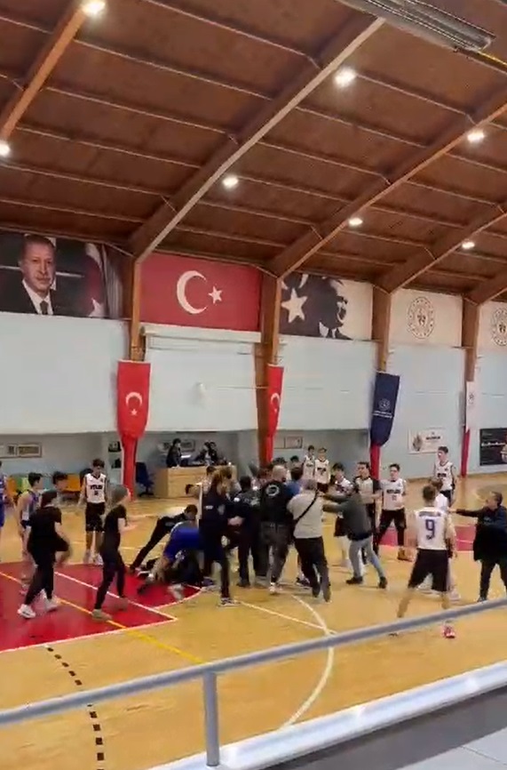 u16-macinda-basket-sahasi-boks-ringine-dondu-1-oyuncunun-disleri-kirildi-6737-dhaphoto3.jpg