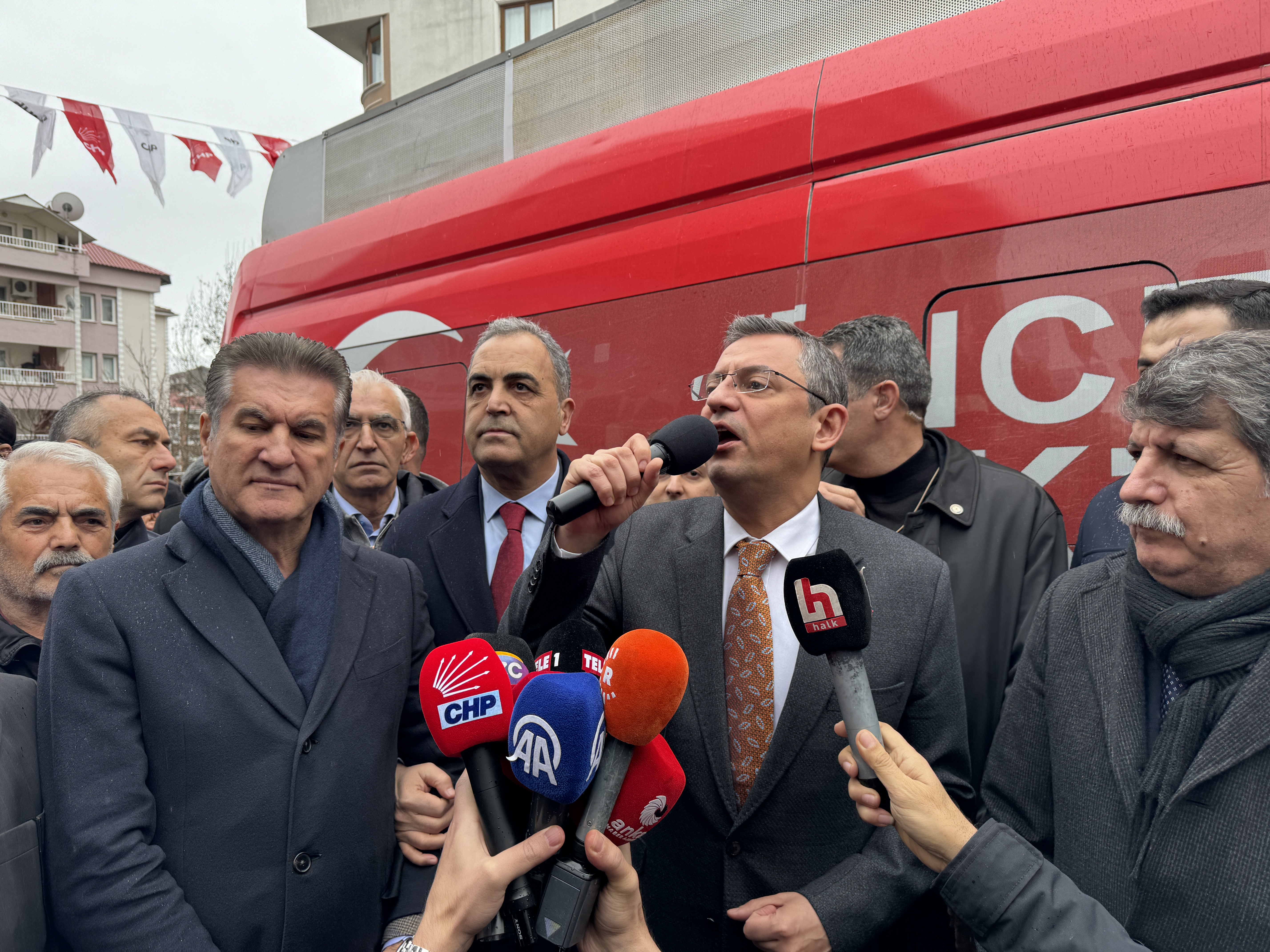aa-20240122-33501948-33501946-chp-genel-baskani-ozgur-ozel-tuncelide-partililerle-bulustu.jpg