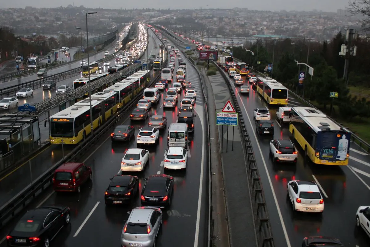 istanbul-da-trafik-yogunlugu-yuzde-80-e-ulasti-5e3aebdda2b4a-1.webp