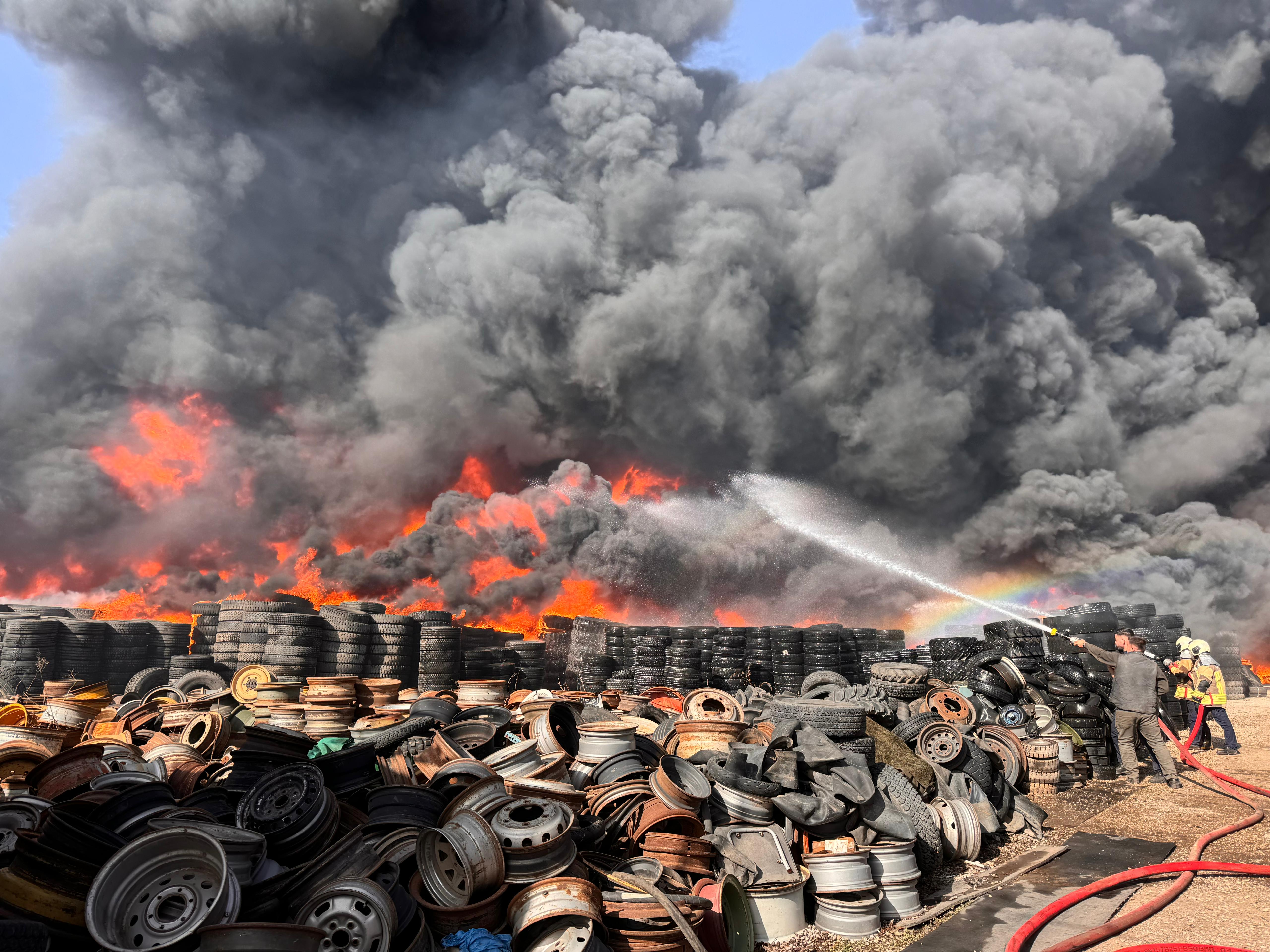 aa-20240403-34172302-34172297-fire-broke-out-at-ankaras-scrap-dealers-area.jpg