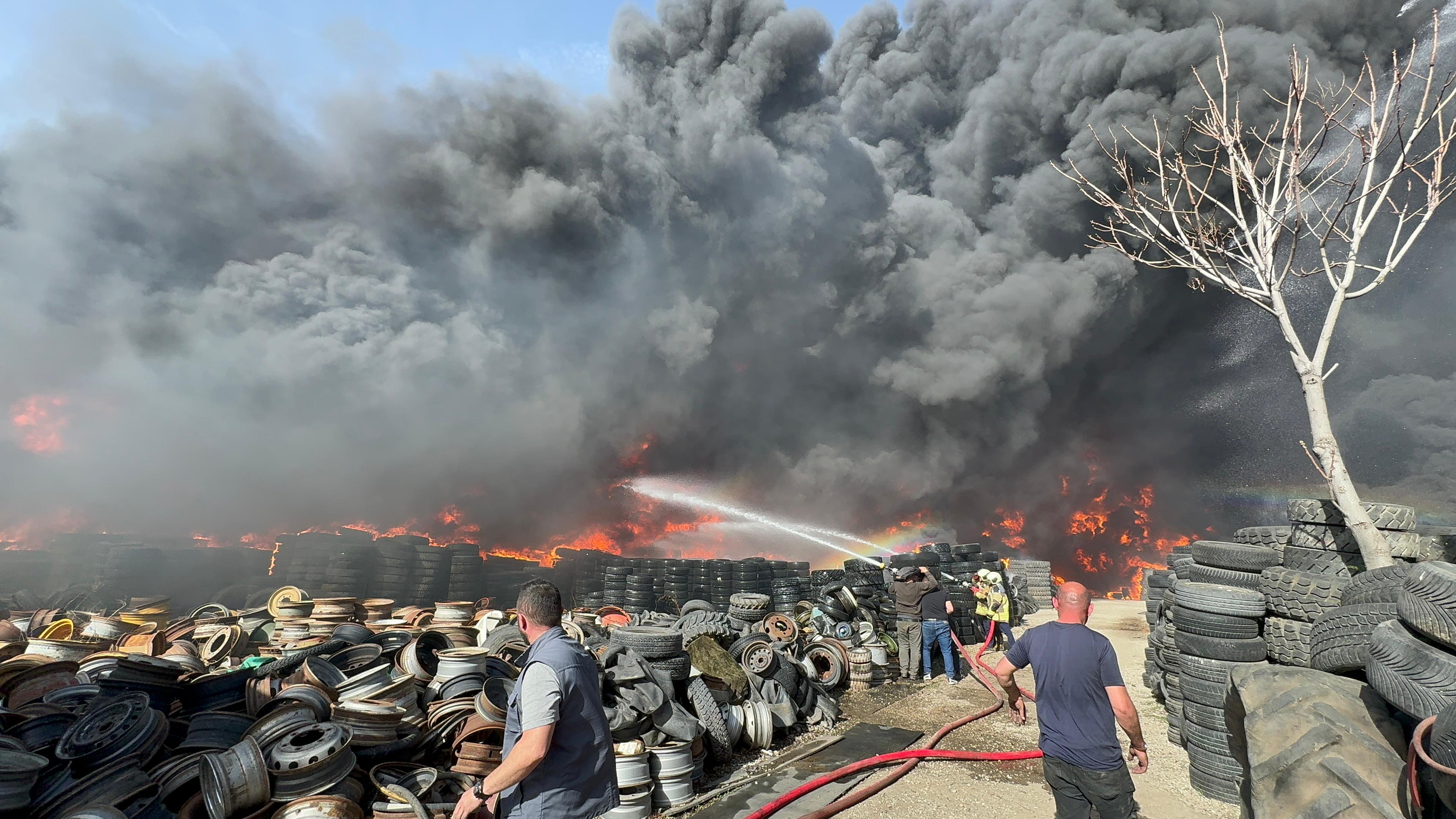 aa-20240403-34172302-34172299-fire-broke-out-at-ankaras-scrap-dealers-area.jpg