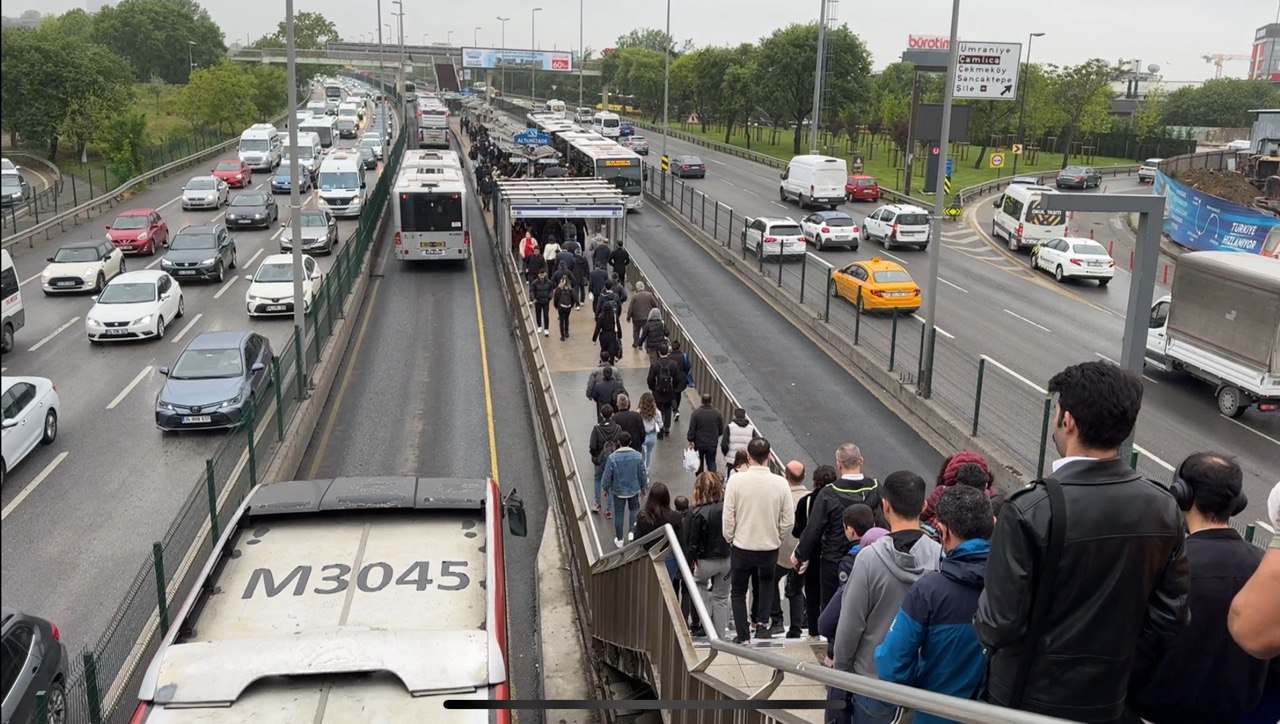 aa-20240429-34410232-34410230-istanbulda-haftanin-ilk-is-gununde-trafik-yogunlugu-yasaniyor.jpg