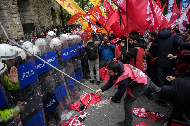 istanbul-daki-1-mayis-gosterilerinde-polise-17294872-5834-m.jpg