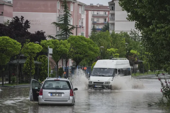 aa-20240608-34816625-34816620-heavy-rain-in-ankara.webp