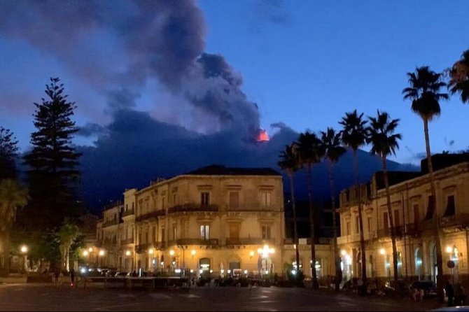 etna-ve-stromboli-yanardaglari-nedeniyle-yuksek-alarm-italyada-sokaklari-kul-kapladi-ucuslar-askiya-alindi-17202058501110-2.jpg