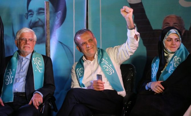 sonuc-belli-oldu-iranin-yeni-cumhurbaskani-mesud-pezeskiyan-17202383331240-1-770x470.jpg