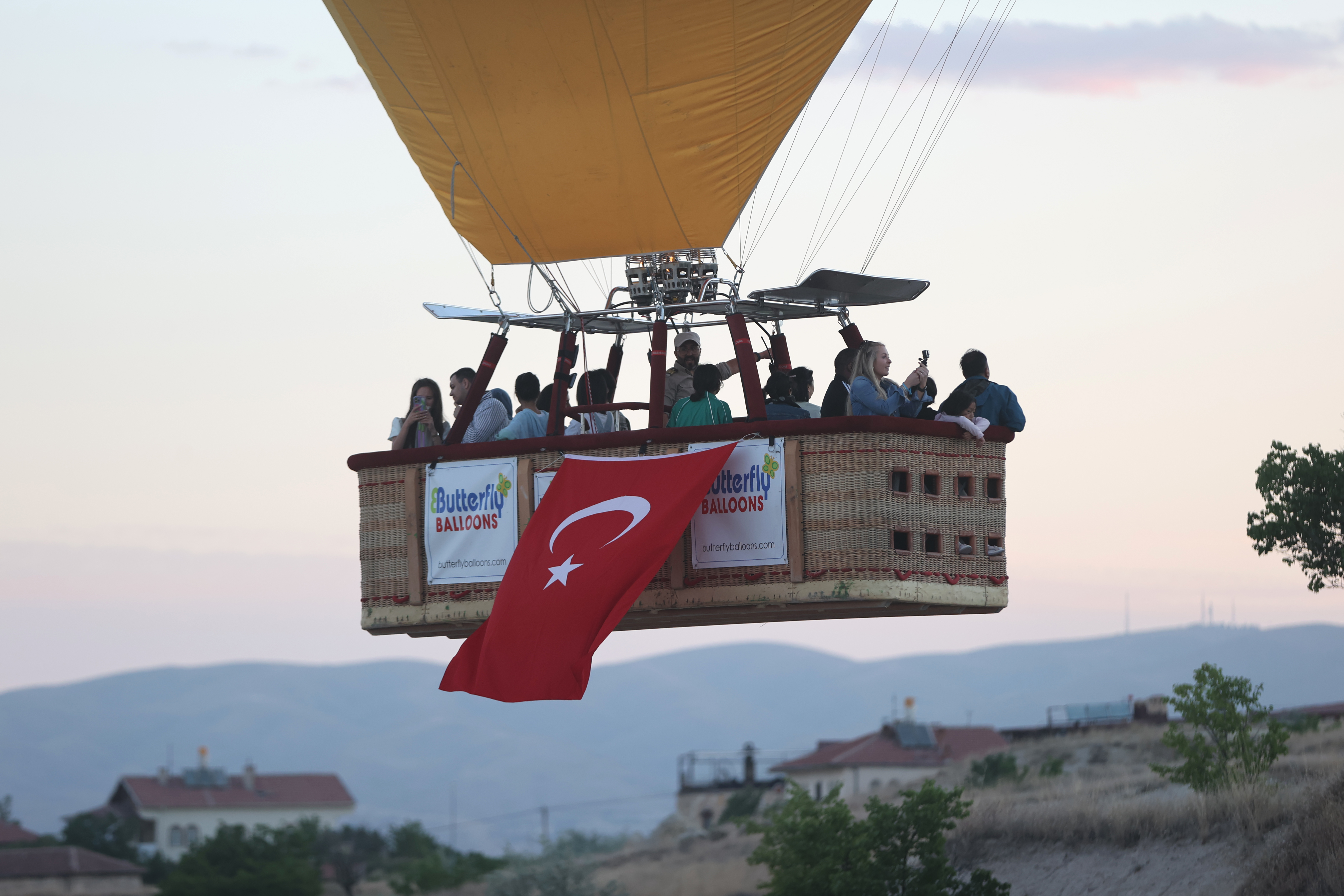 aa-20240715-35143551-35143543-kapadokyada-sicak-hava-balonlari-turk-bayraklari-ve-posterlerle-uctu.jpg