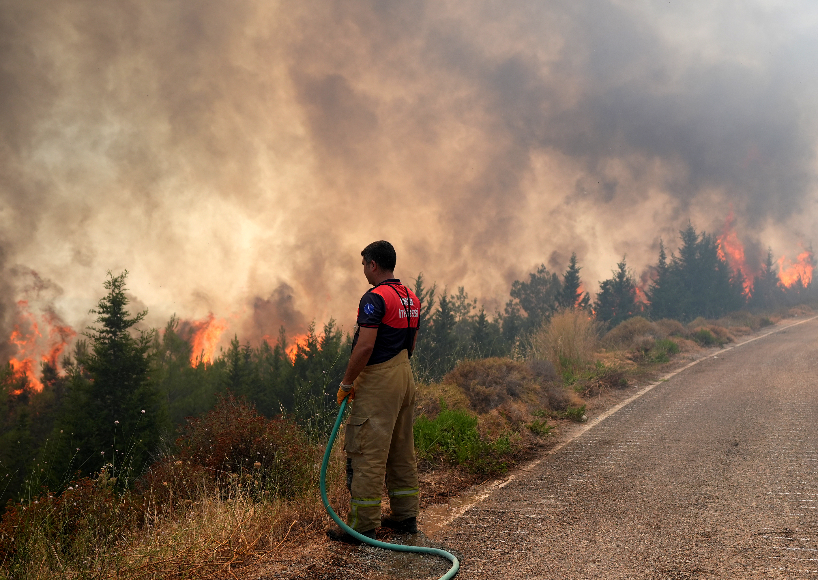 aa-20240731-35282870-35282857-fight-against-forest-fire-in-urla-district-of-izmir-continues.jpg