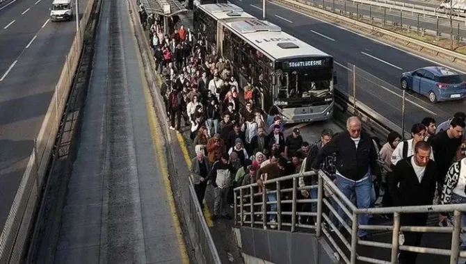 0x0-su-sisesindeki-buz-silahtan-sayildi-metrobuste-cantama-baktin-kavgasi-kas-yardirdi-mahkemeden-9-aylik-ceza-1723182933446-1.webp