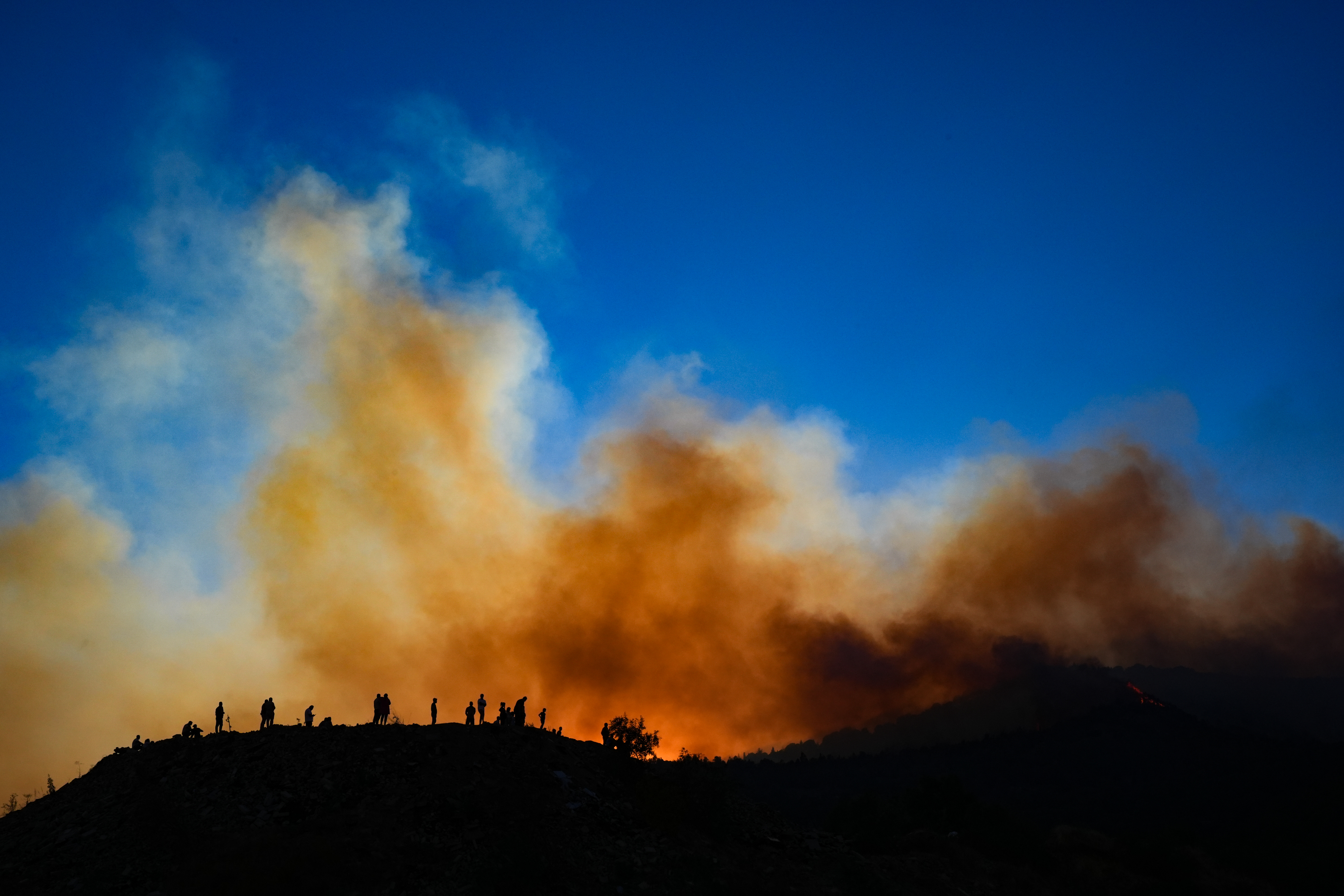 aa-20240816-35419659-35419643-efforts-continue-to-combat-forest-fires-in-izmir.jpg