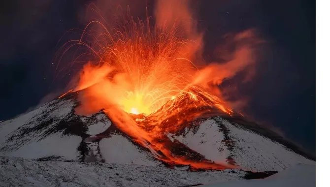 italya-da-etna-yanardagi-yeniden-kul-ve-lav-puskurttu-8885.jpg